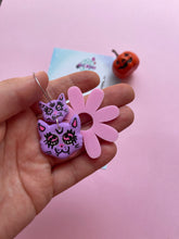 Load image into Gallery viewer, Vamp kitty daisy earrings