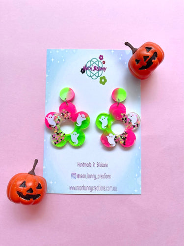 Casper the friendly daisy earrings